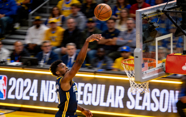 NBA 常规赛球员在三分线外出手投篮的比赛画面